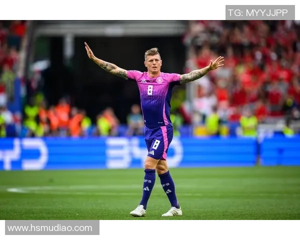 克罗斯在足球世界中的传奇之路与影响力分析